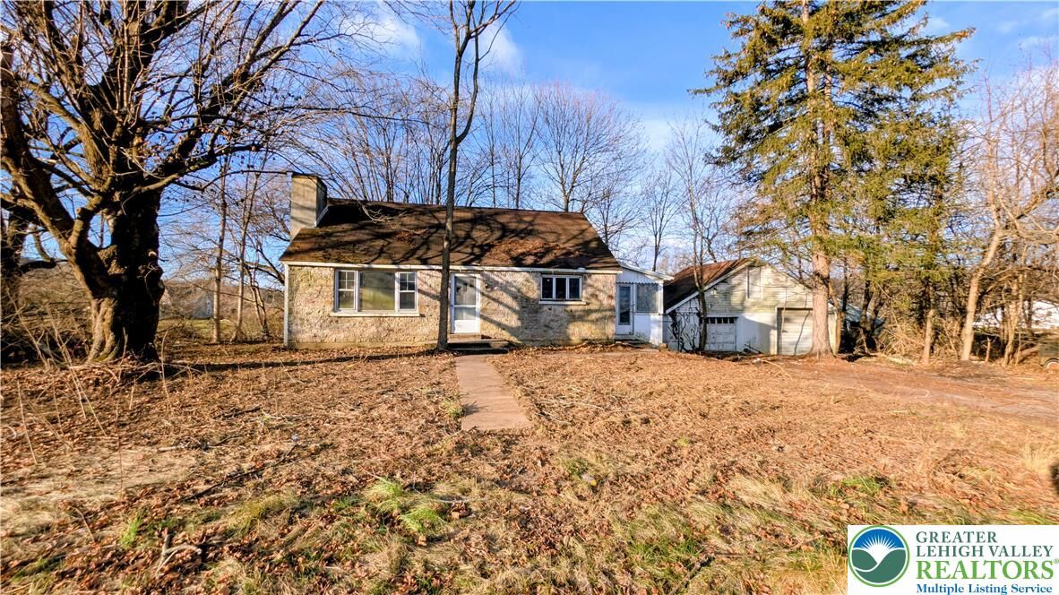 Property Photo:  1561 Limeport Pike  PA 18036 
