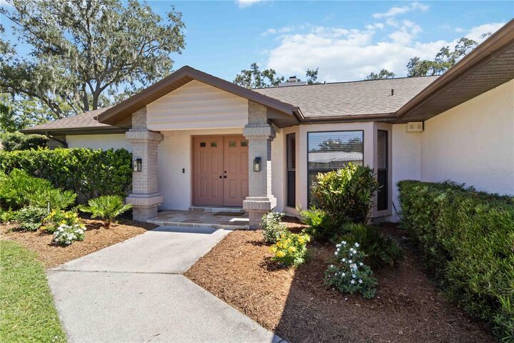 Property Photo: 5206 Woodlawn Circle E FL 34221