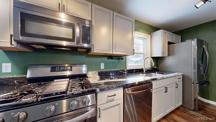 Property Photo:  1913 W Ridge Street  MI 49855 