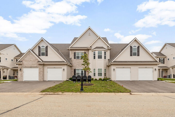 Property Photo:  1870 Woodland Way 433-1  WI 53086 