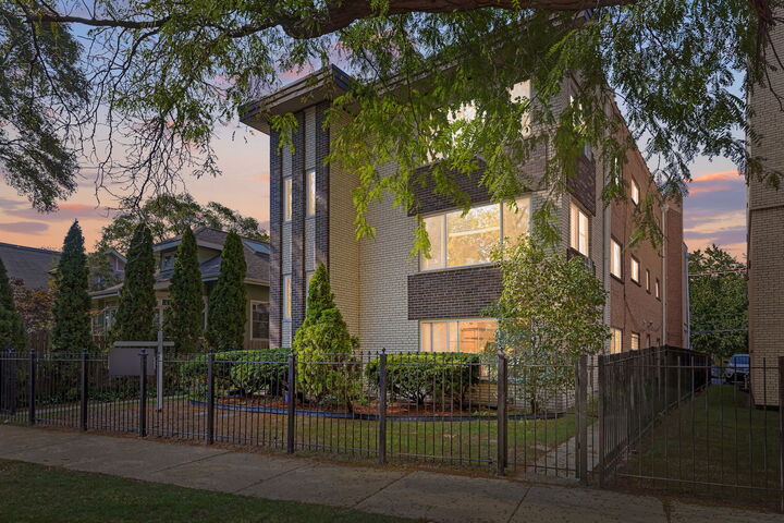 Property Photo: 7070 N Ridge Boulevard 1A IL 60645