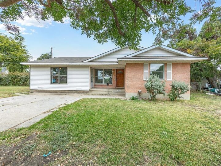 Property Photo: 1220 Colfax Circle TX 75080