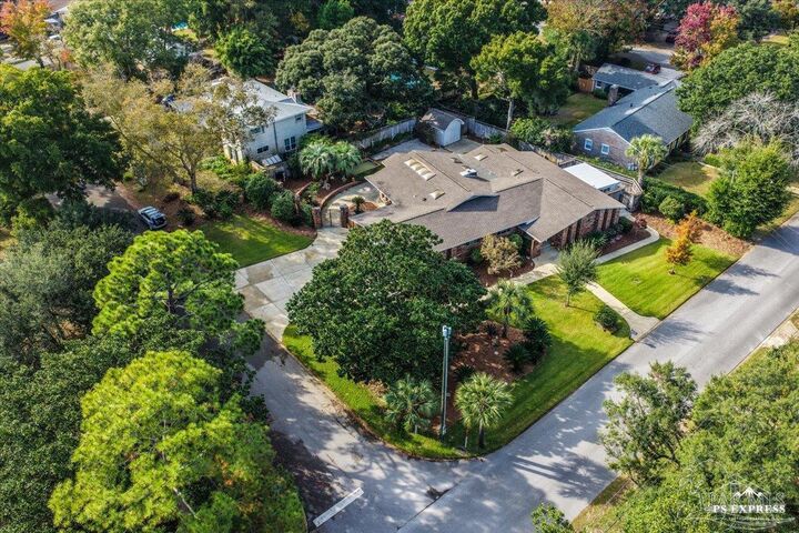 Property Photo:  205 Silverthorn Dr  FL 32561 