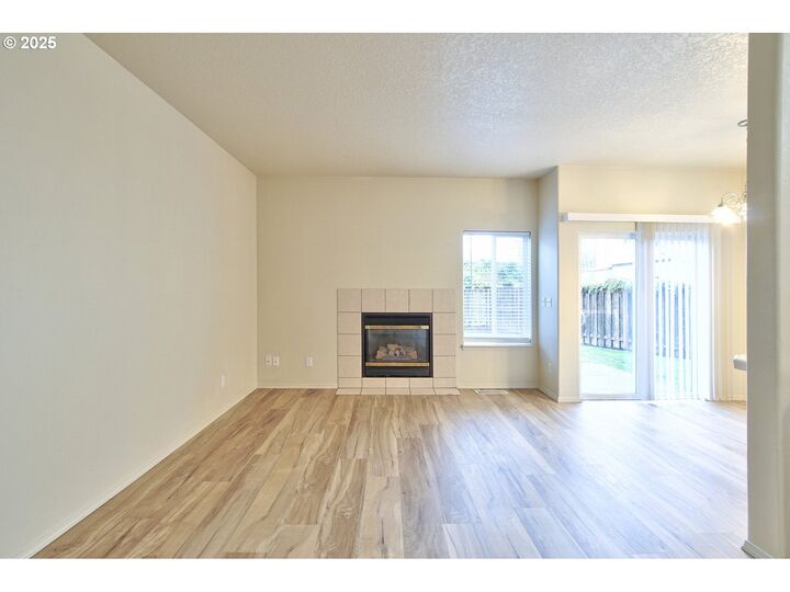 Property Photo: 1380 NE Birkshire Ct OR 97124