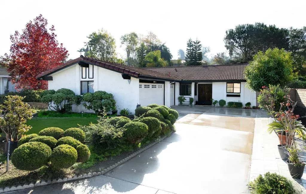 Property Photo:  1417 Via Christina  CA 92084 