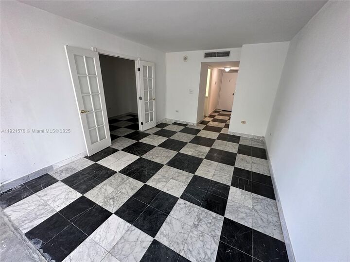 Property Photo: 5555 Collins Avenue 3C FL 33140