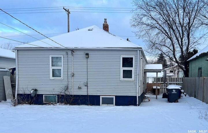 Property Photo:  221 L Avenue N  SK S7L 2P3 