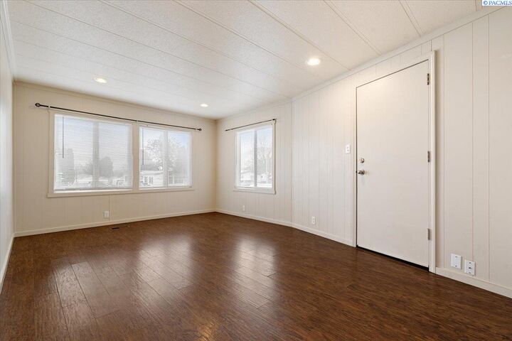 Property Photo:  595 N 60th Ave  WA 99353 