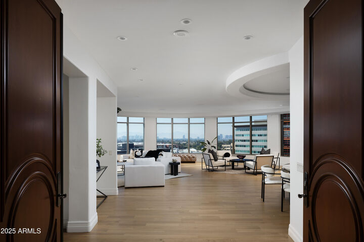 Property Photo:  2402 E Esplanade Lane 902  AZ 85016 