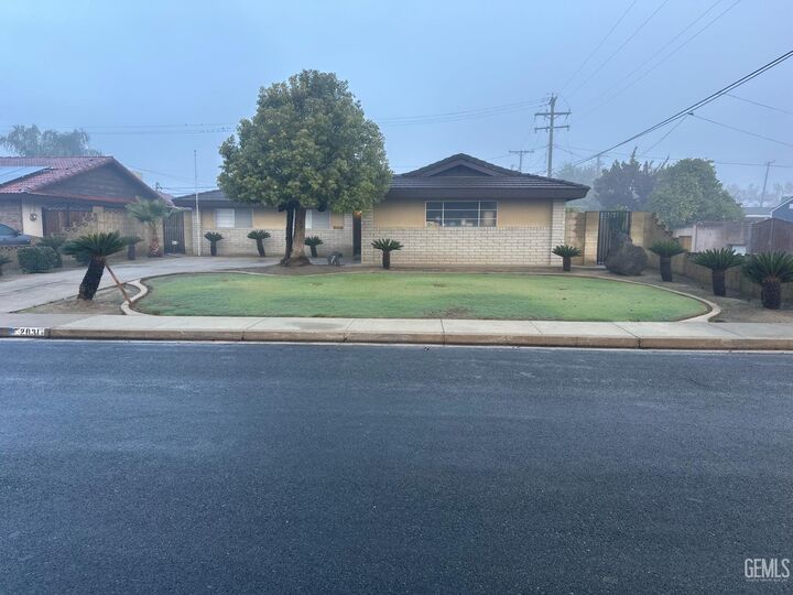 Property Photo:  2031 8th Avenue  CA 93215 