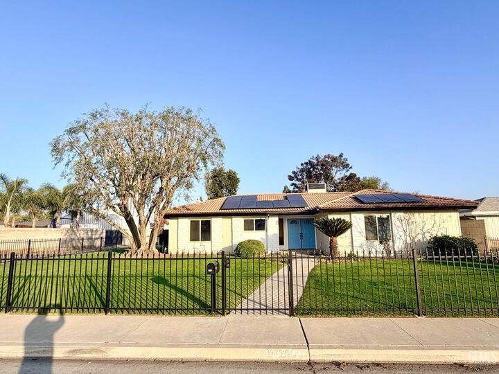 Property Photo:  5820 Patton Way  CA 93308 
