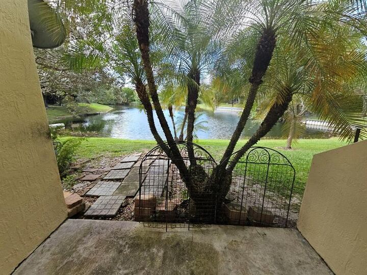 Property Photo:  6185 Laurel Ln  FL 33319 