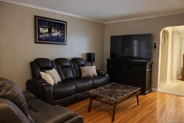 Property Photo:  2027 Mayflower Avenue  NY 10461 