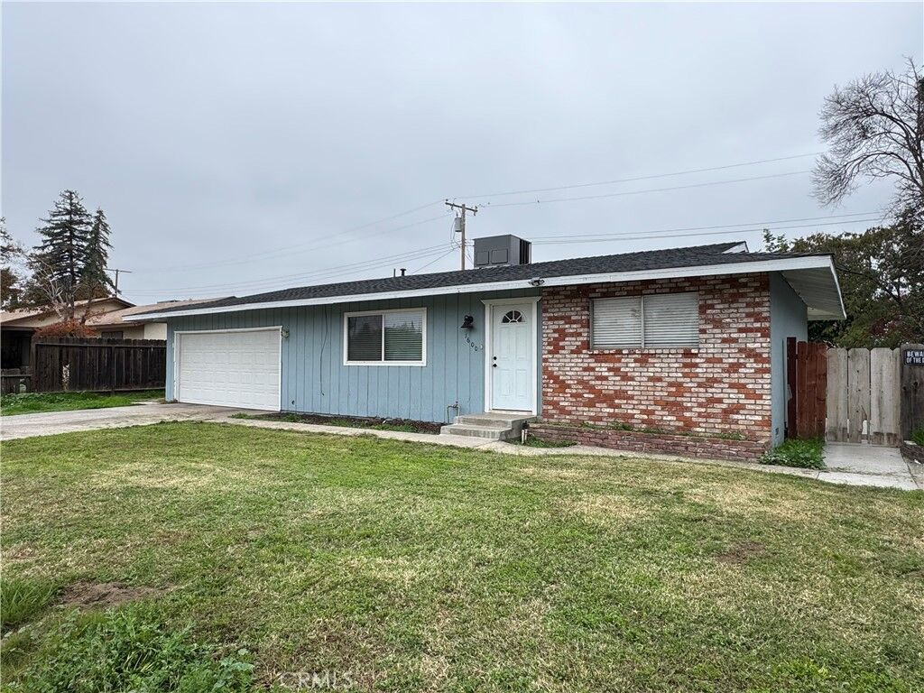 Property Photo:  1600 W Robin Drive  CA 93291 