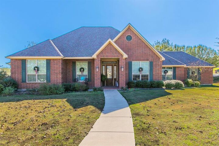 Property Photo: 206 Hidden Meadow Circle TX 76065