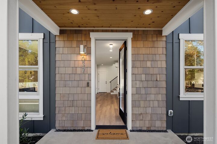 Property Photo:  637  18th Avenue W  WA 98033 