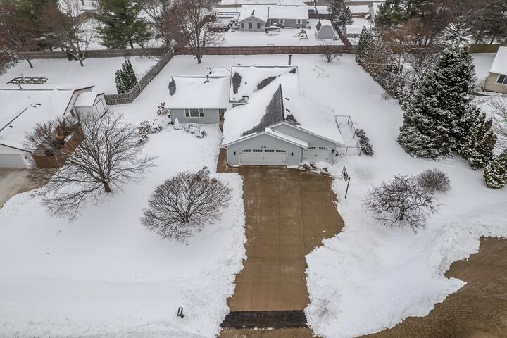 Property Photo: 9336 Old Towne Court IL 61073