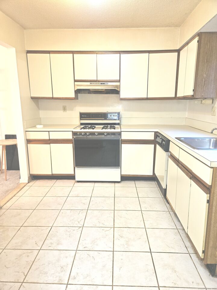 Property Photo: 38 Sutton Place 38 CT 06002