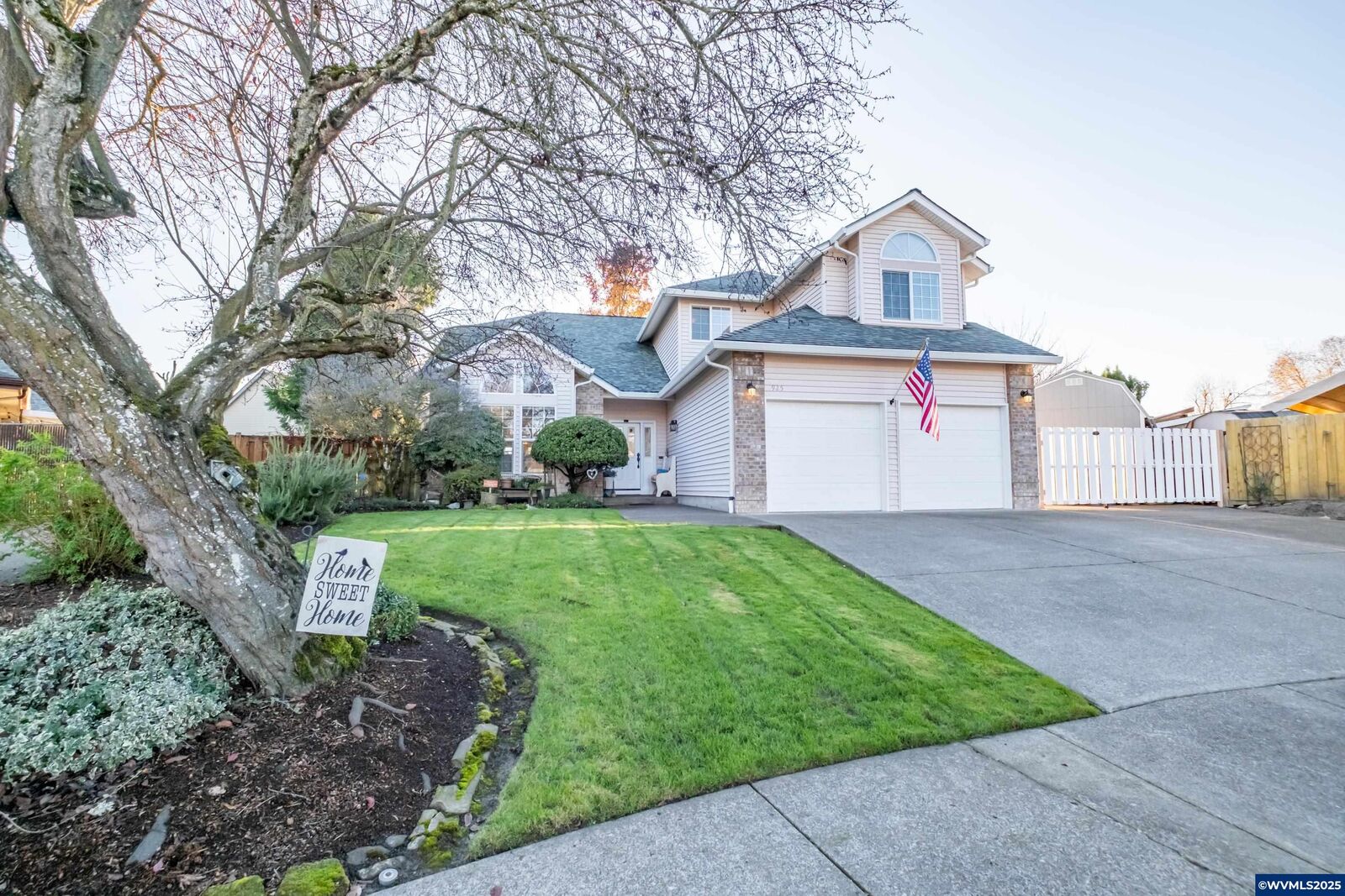 Property Photo: 925 Scepter Ct NE OR 97301