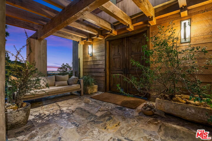 Property Photo:  1810 Mango Way  CA 90049 