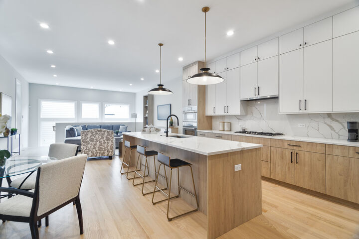 Property Photo:  1719 W Foster Avenue  IL 60640 