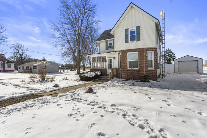 Property Photo:  215 Chicago Street  IL 61735 