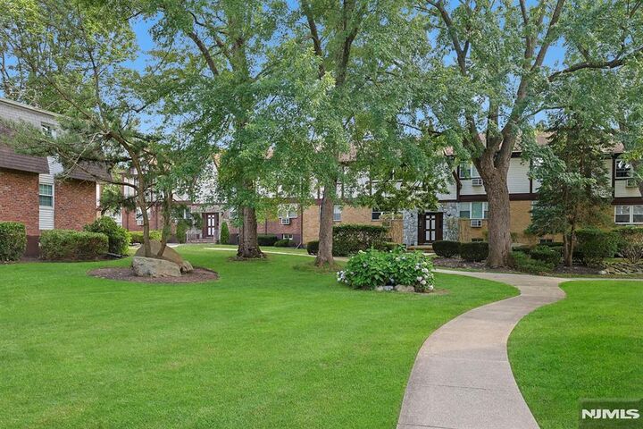 Property Photo:  9 Somerset Drive 11F  NY 10901 