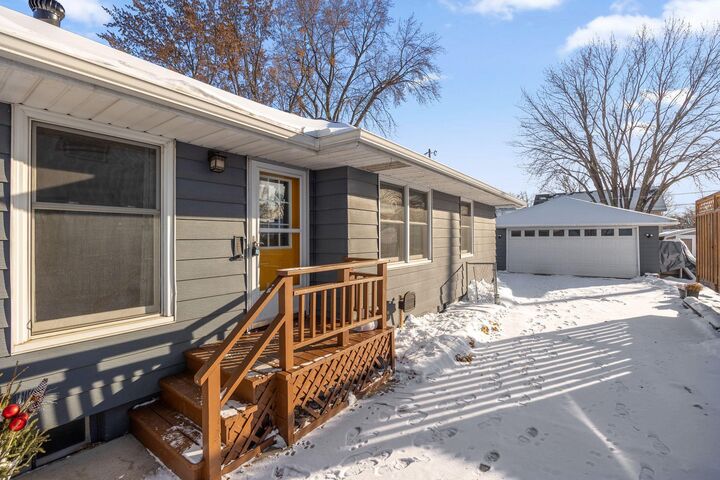 Property Photo:  804 Cottage Avenue W  MN 55117 