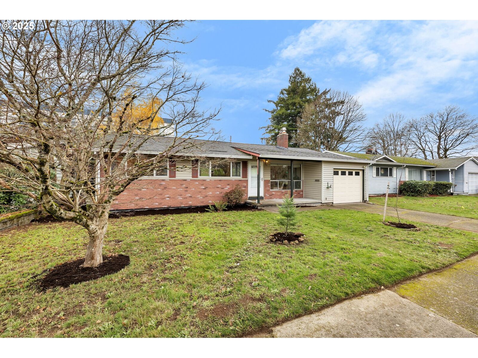 Property Photo: 10416 NE Davis St OR 97220