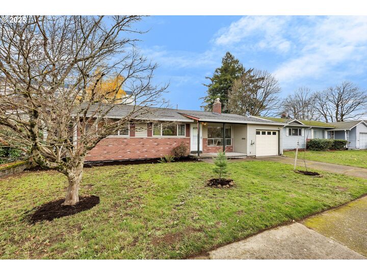 10416 NE Davis St  Portland OR 97220 photo