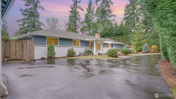 Property Photo:  6201  Island Crest Way  WA 98040 