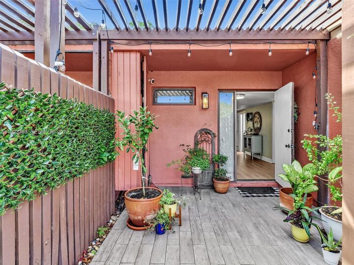 Property Photo: 1489 Fairway Rd FL 33026