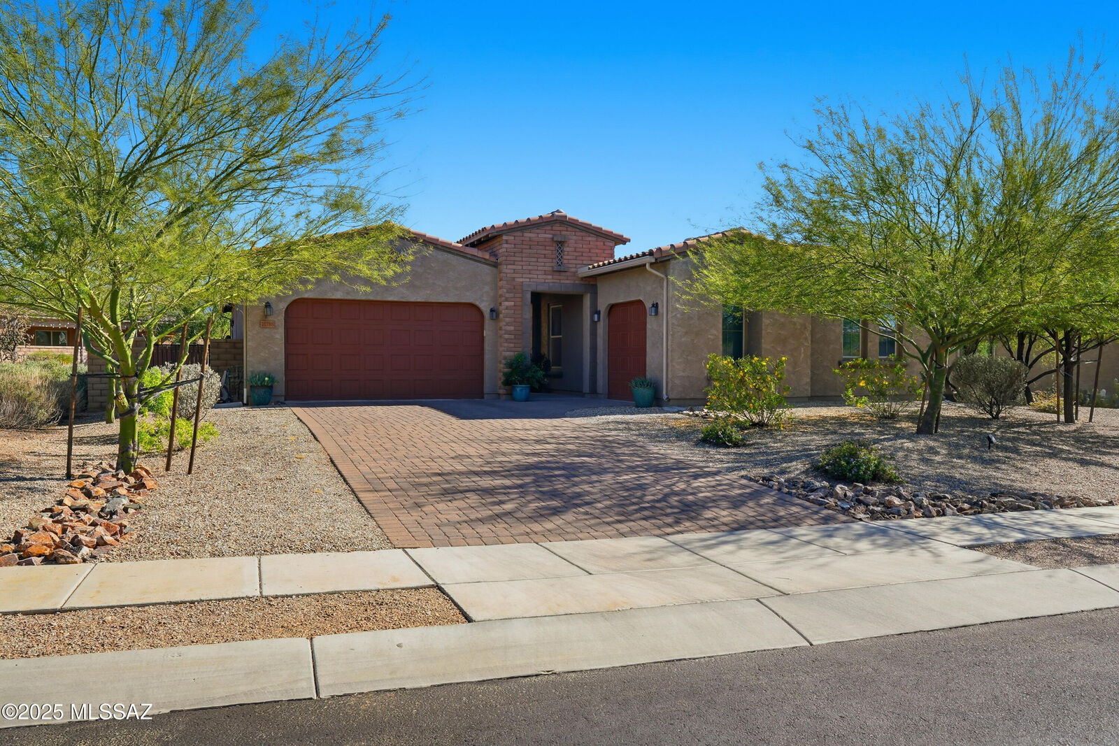 Property Photo: 11788 N Mabini Place AZ 85737