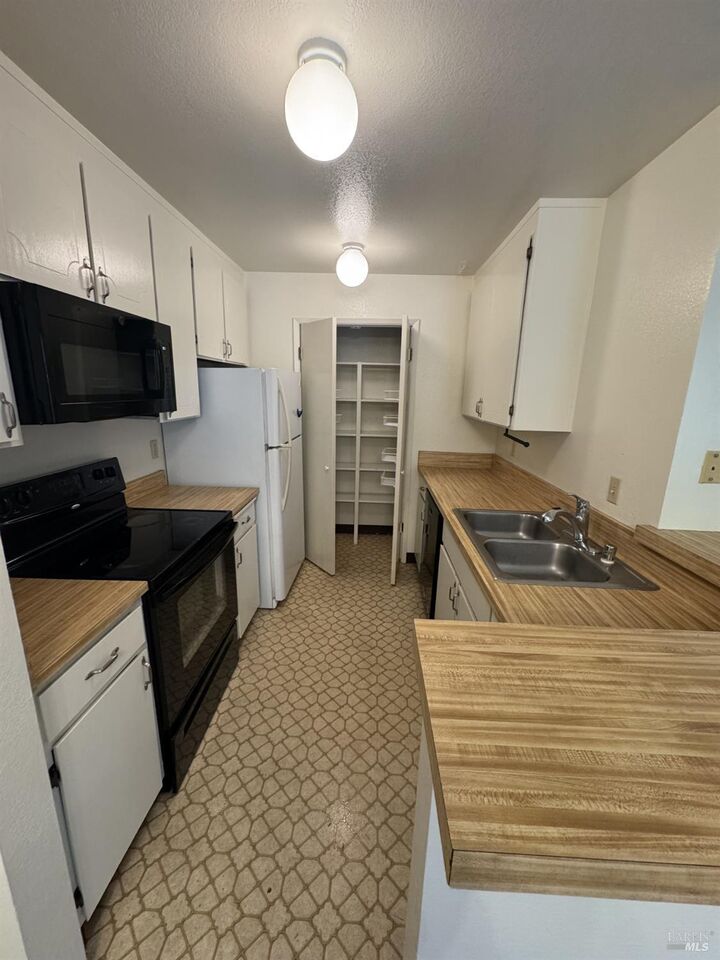 Property Photo: 33 Lakeview Court CA 94947