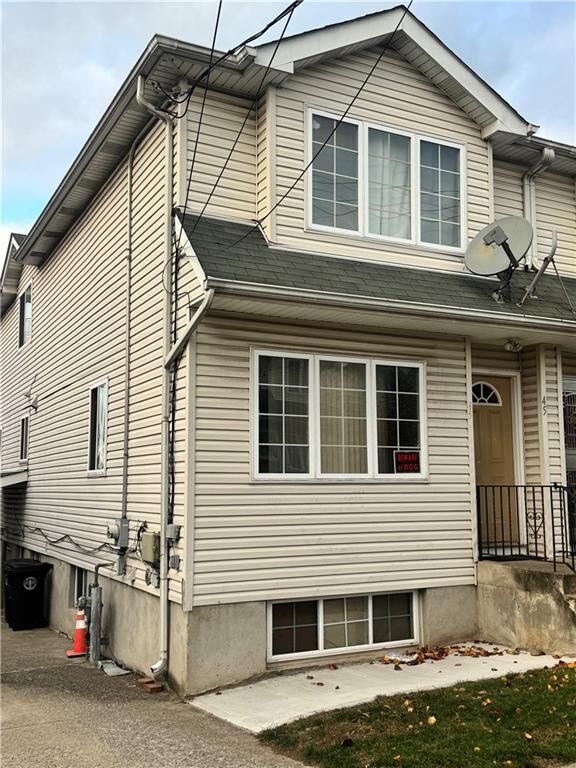 Property Photo:  45 Winegar Lane  NY 10310 