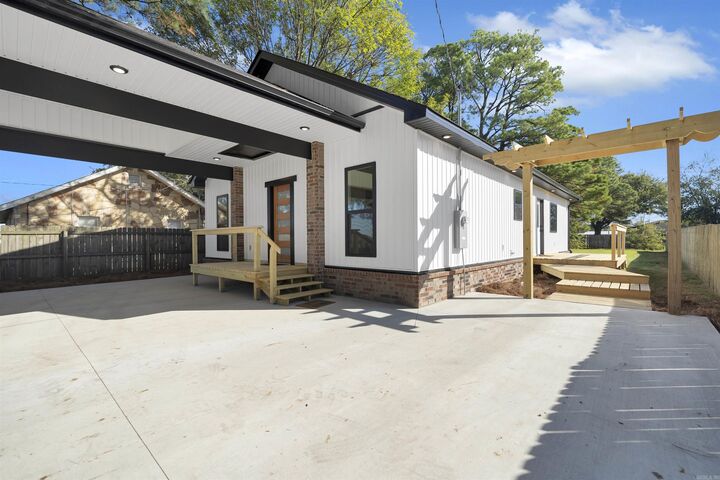 Property Photo:  402 N San Francisco  AR 72418-9 