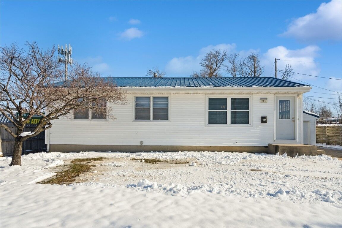 Property Photo: 211 Edgewood Road NW IA 52405