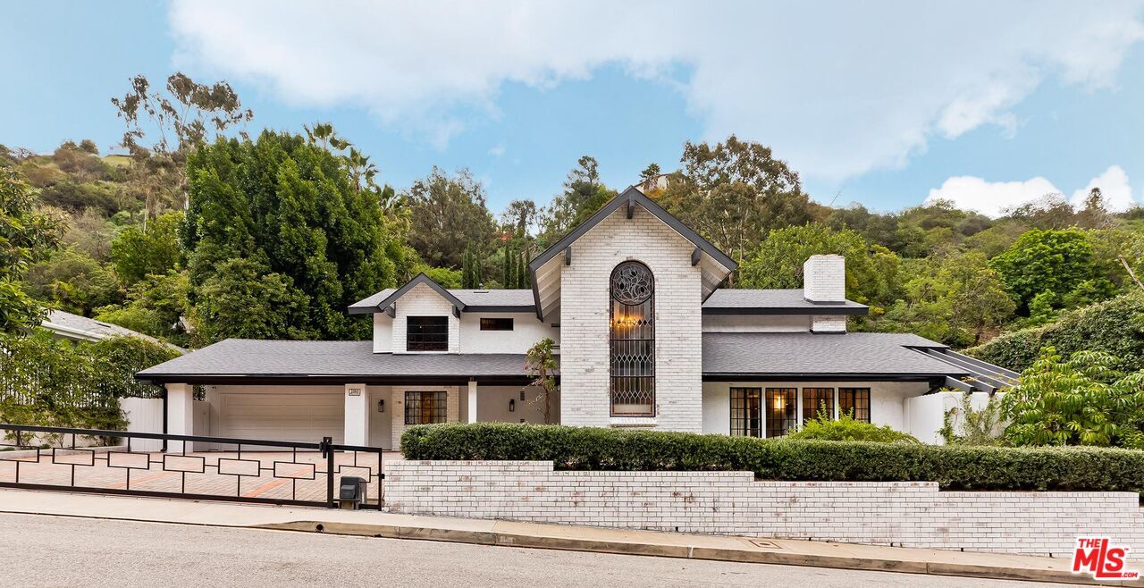 Property Photo:  1060 Chantilly Rd  CA 90077 