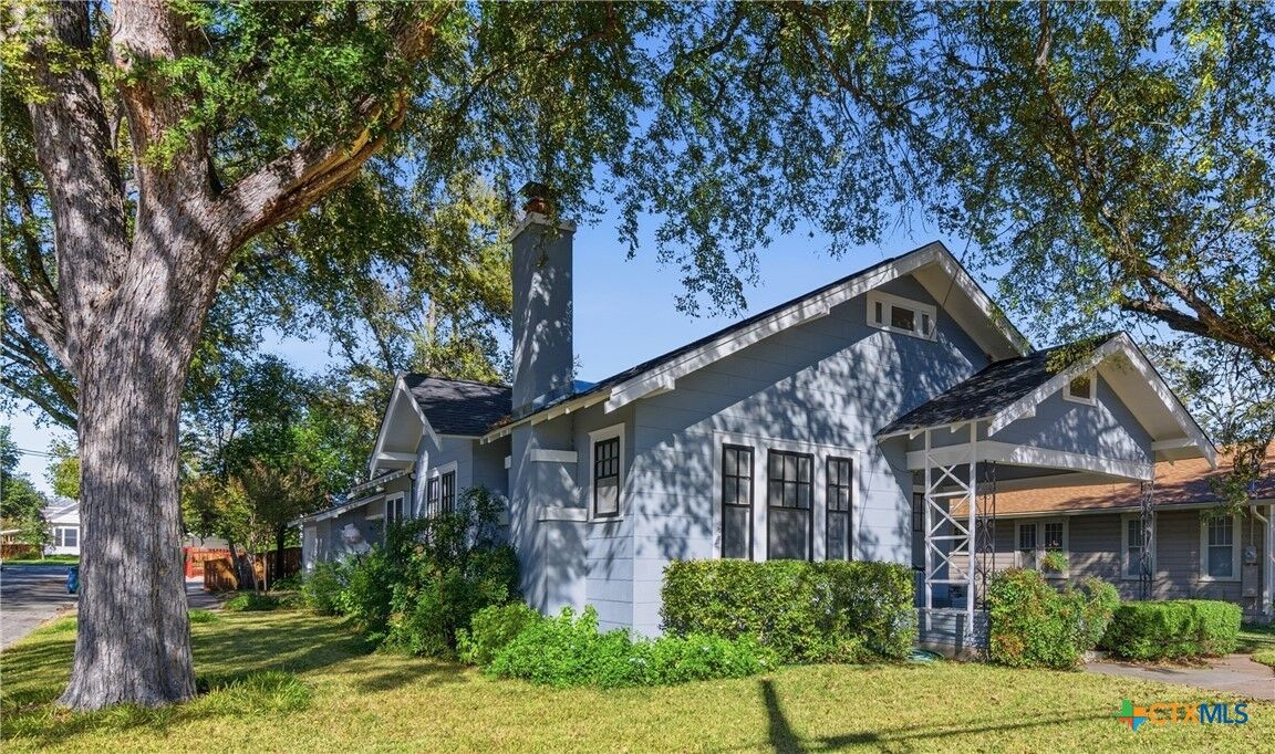 Property Photo:  502 Elm Street  TX 78155 