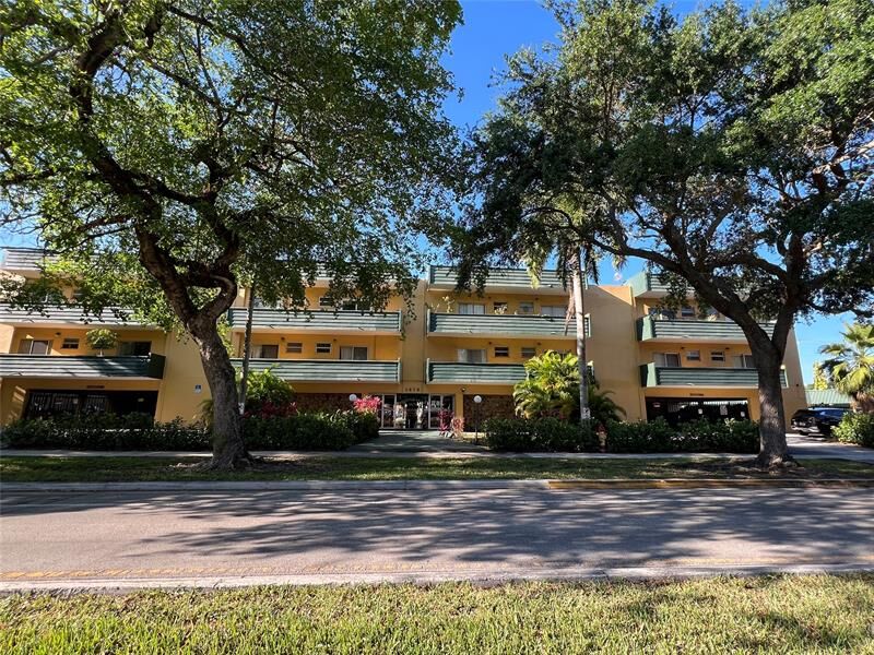 Property Photo:  1975 NE 135th St 3R  FL 33181 