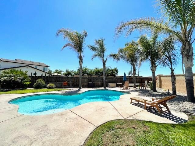 Property Photo:  1450 W Ambassador Way  CA 93230 