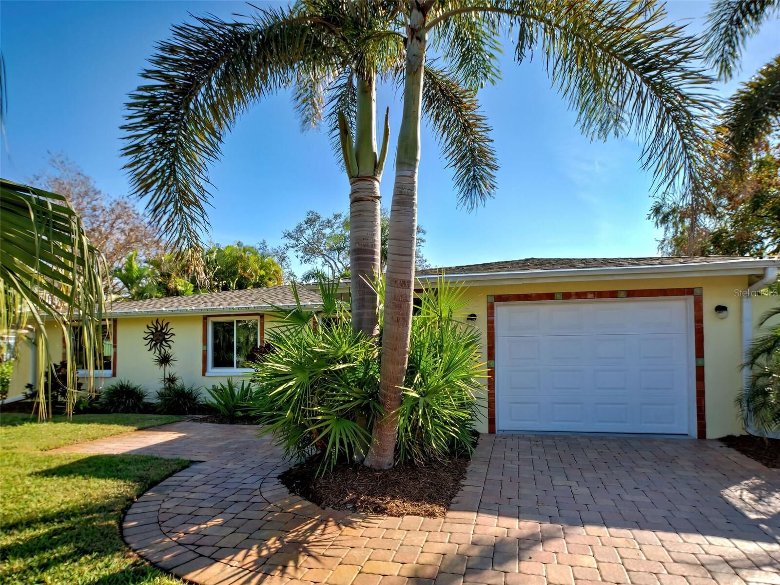 Property Photo:  3695 Shamrock Drive  FL 34293 