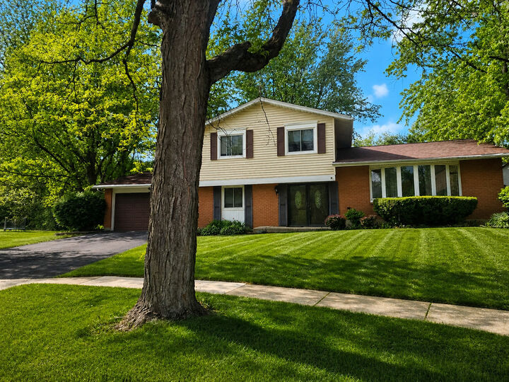 Property Photo:  406 Assembly Drive  IL 60440 