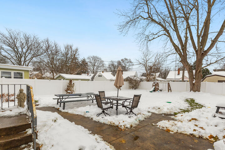 Property Photo: 1340 Lennington Circle NE IL 60901