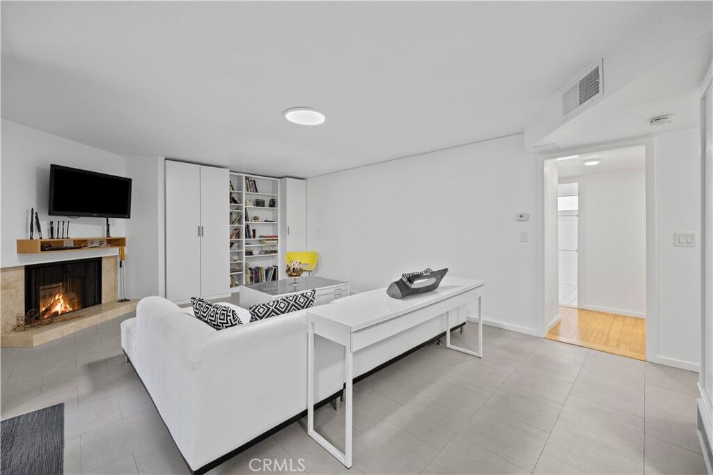 Property Photo: 14960 Victory Boulevard 102 CA 91411