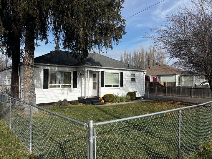 Property Photo: 3919 Bristol Avenue OR 97603