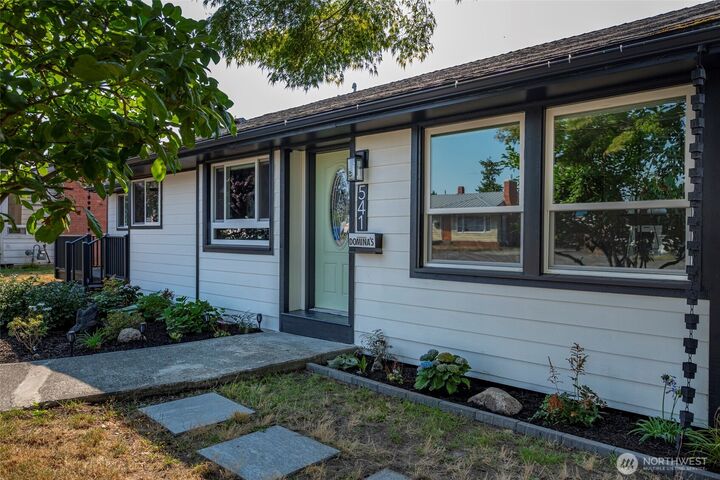 Property Photo:  541 SE 5th Avenue  WA 98277 