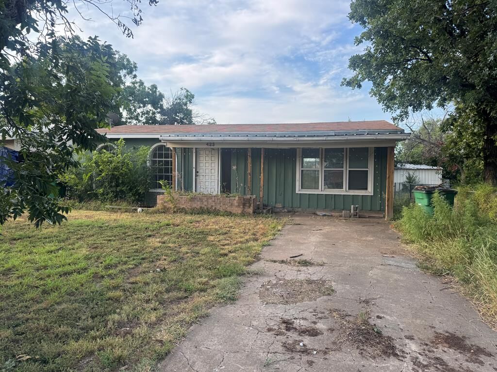 Property Photo: 423 E 26th St TX 76903