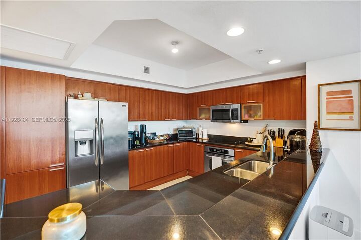 Property Photo:  14951 Royal Oaks Ln 401  FL 33181 