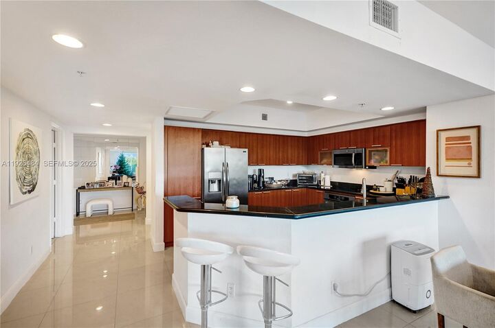 Property Photo: 14951 Royal Oaks Ln 401 FL 33181